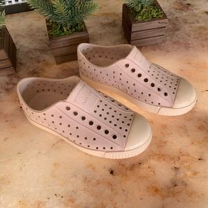 Great condition, cute neutral color that matches nearly any outfit